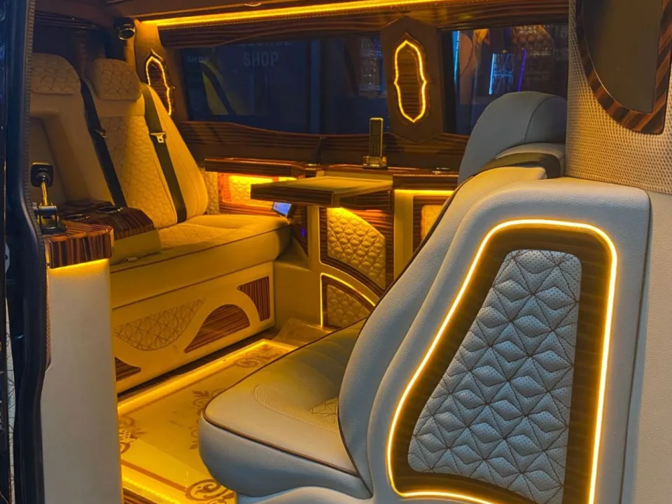 VIP minibus ic mekan ve aydinlatmali koltuk duzeni