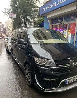 Bina önünde siyah Volkswagen özel transfer aracı