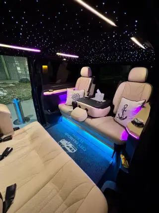 Mercedes Vito yolcu kabini, deri koltuklar ve tavan aydınlatması