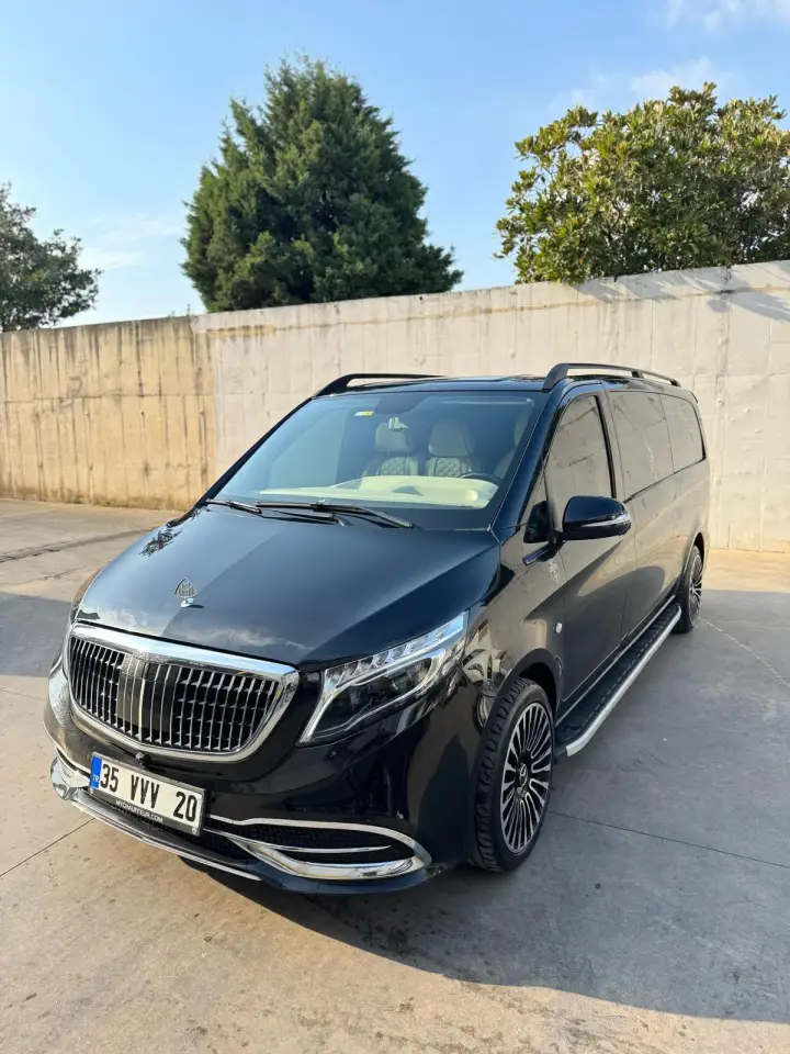 Açık alanda siyah Mercedes transfer aracı, önden ve yandan görünüm