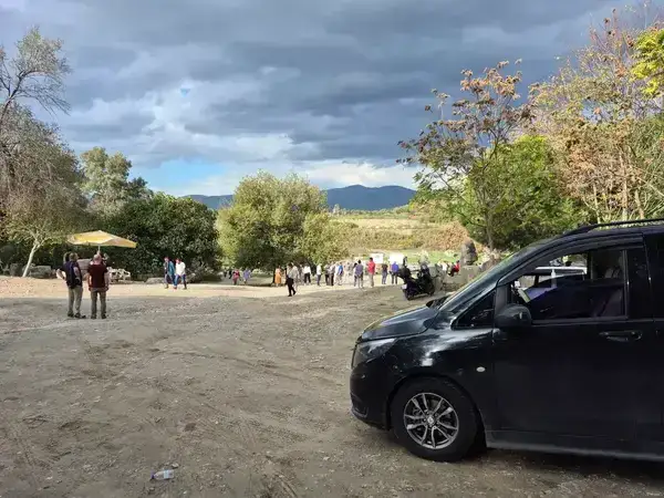 Ziyaret noktası girişinde yolcu bekleyen siyah transfer aracı
